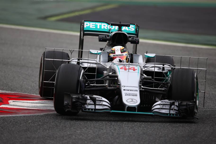 Lewis Hamilton in pista: per lui il miglior tempo a metà sessione davanti alla Ferrari di Vette